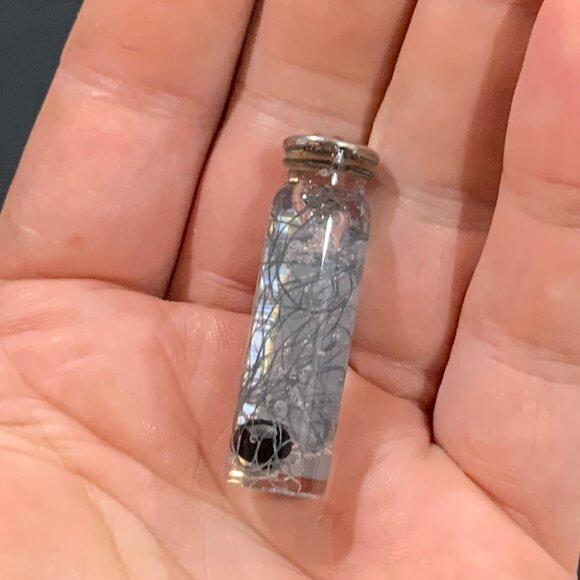 Resident Evil 7 - E-TYPE MOLD VIAL - 1.25 Inches - Picture 5 of 8